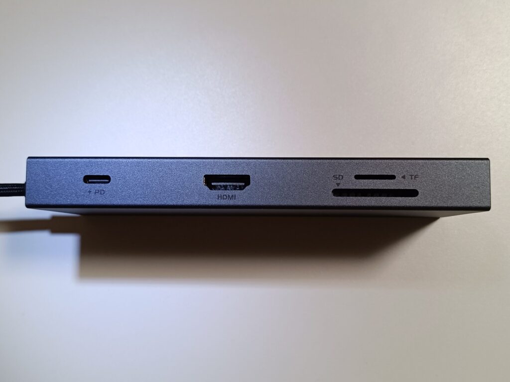 UGREEN Revodok Pro 9-in-1 USB-Cハブ 左側面