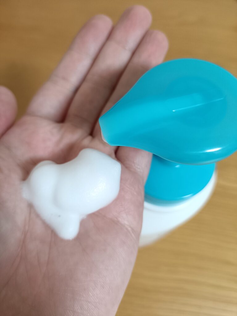 キュレル 泡ボディウォッシュ ポンプを押して泡をだしたところ