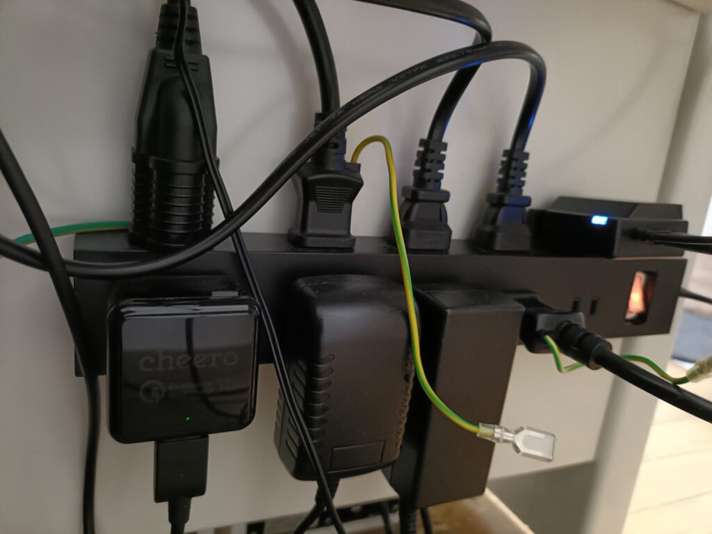 ELECOM ECT-1530BK コンセントが9個刺さっている様子