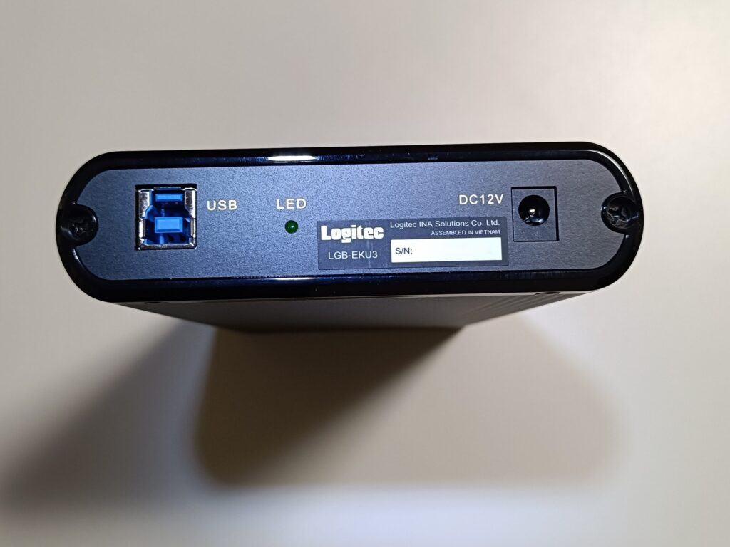 ロジテックのHDDケース　USBと電源の差し込み面