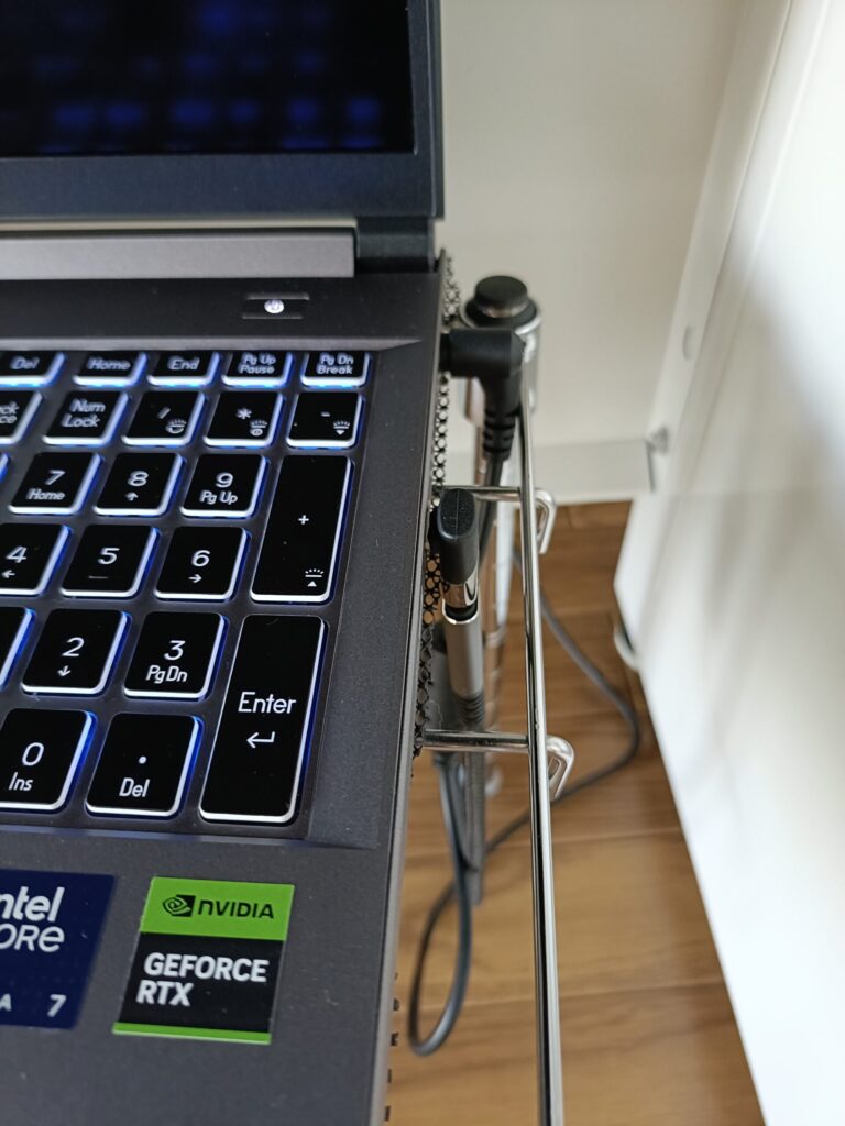 USB-Cを下方向へ延長するアダプタ