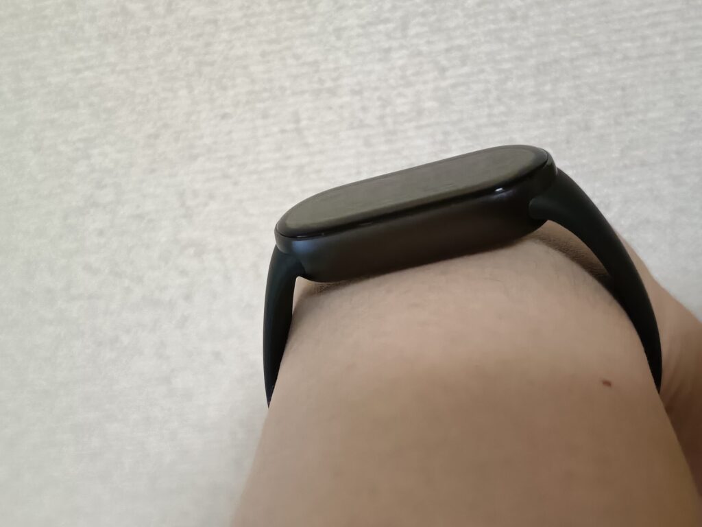 Xiaomi Smart Band 10の腕へ装着した様子。厚みの確認