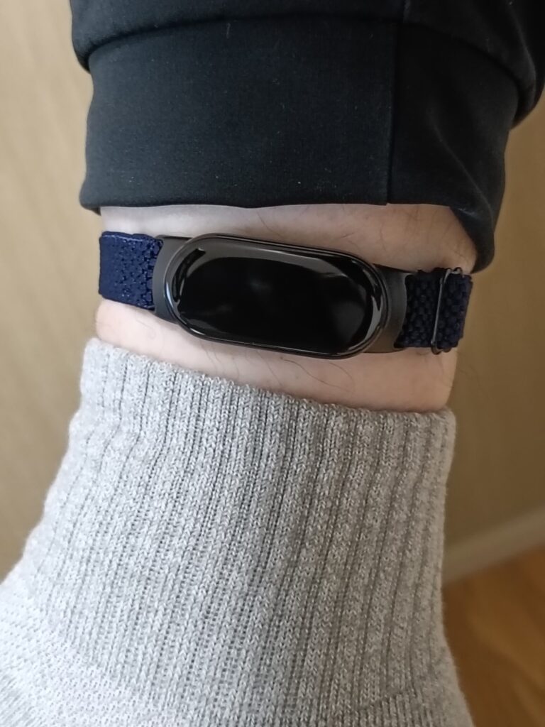 Xiaomi Smart Band 10を足首に着用した様子