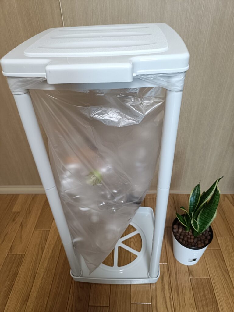 ゴミが入って袋が膨らんだ状態のゴミ袋ホルダー