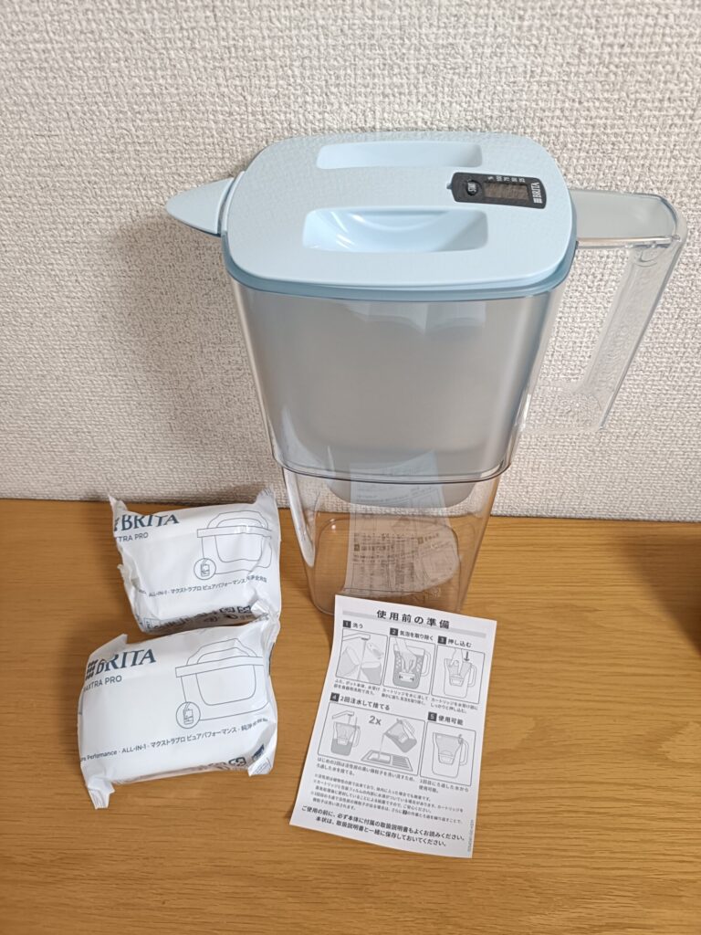 ブリタの浄水器、リクエリの開封後で、説明書とカートリッジが2個入っている。