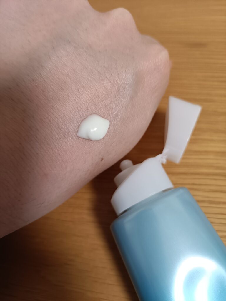 ビオレUV アクアリッチ ウォータリーエッセンスを手の甲に出したところ