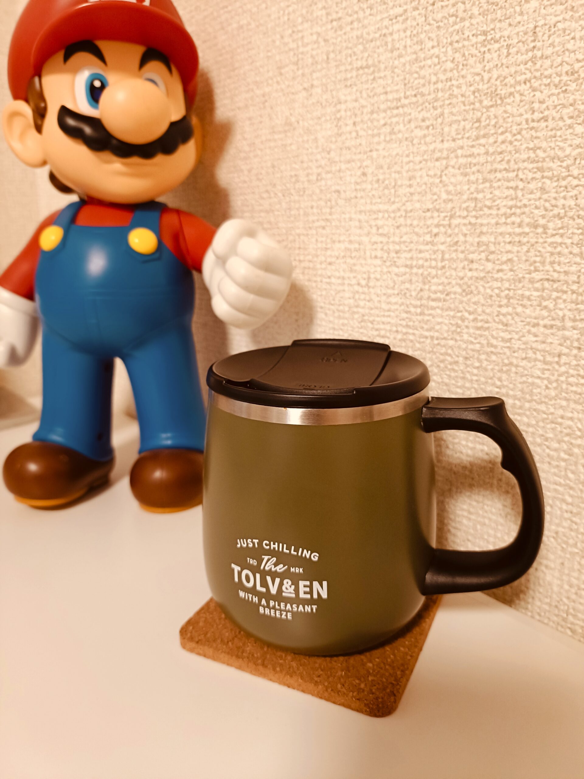 マグカップとマリオのシュギュア人形