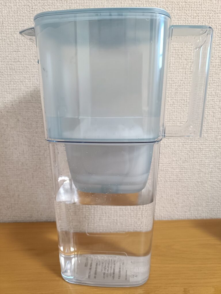 ブリタの浄水器、リクエリに水を入れて浄水する様子
