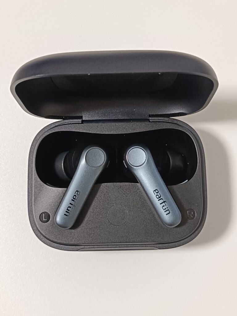 EarFun Air Pro 4　ケースを開いたところ